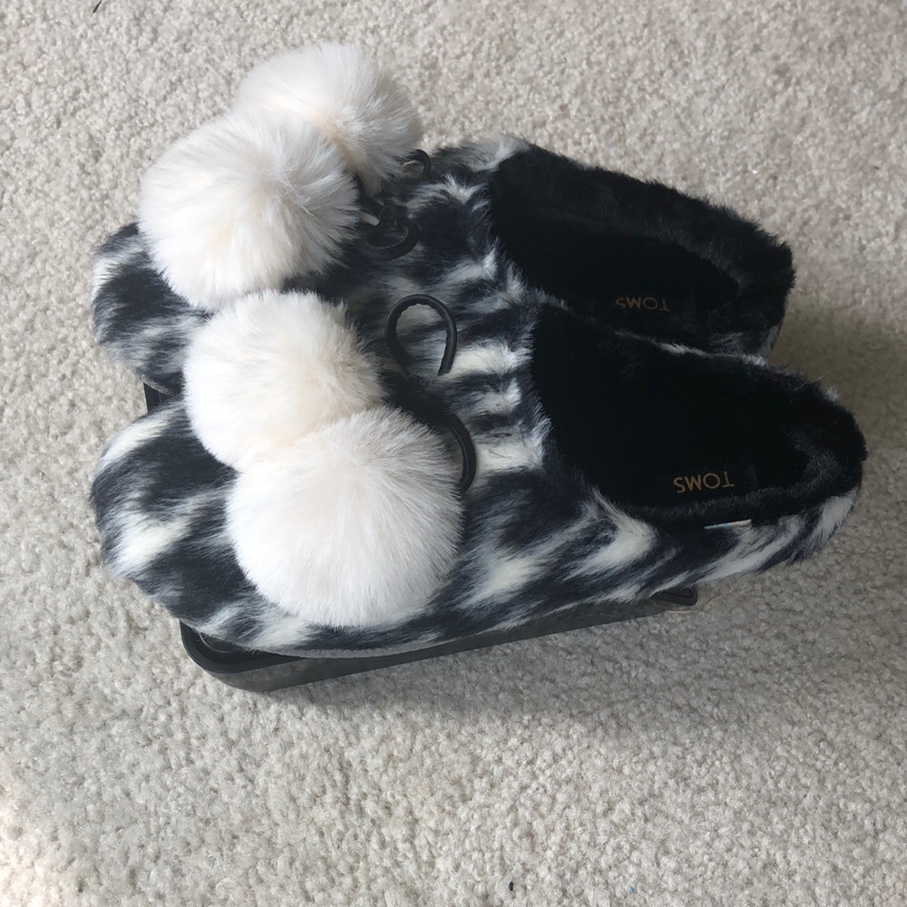 🆕 TOMS Slippers